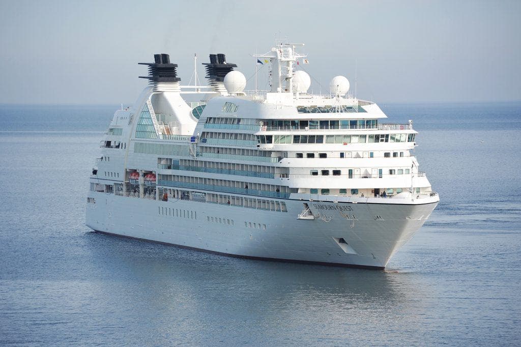 Cruiseschip vaart op open water.