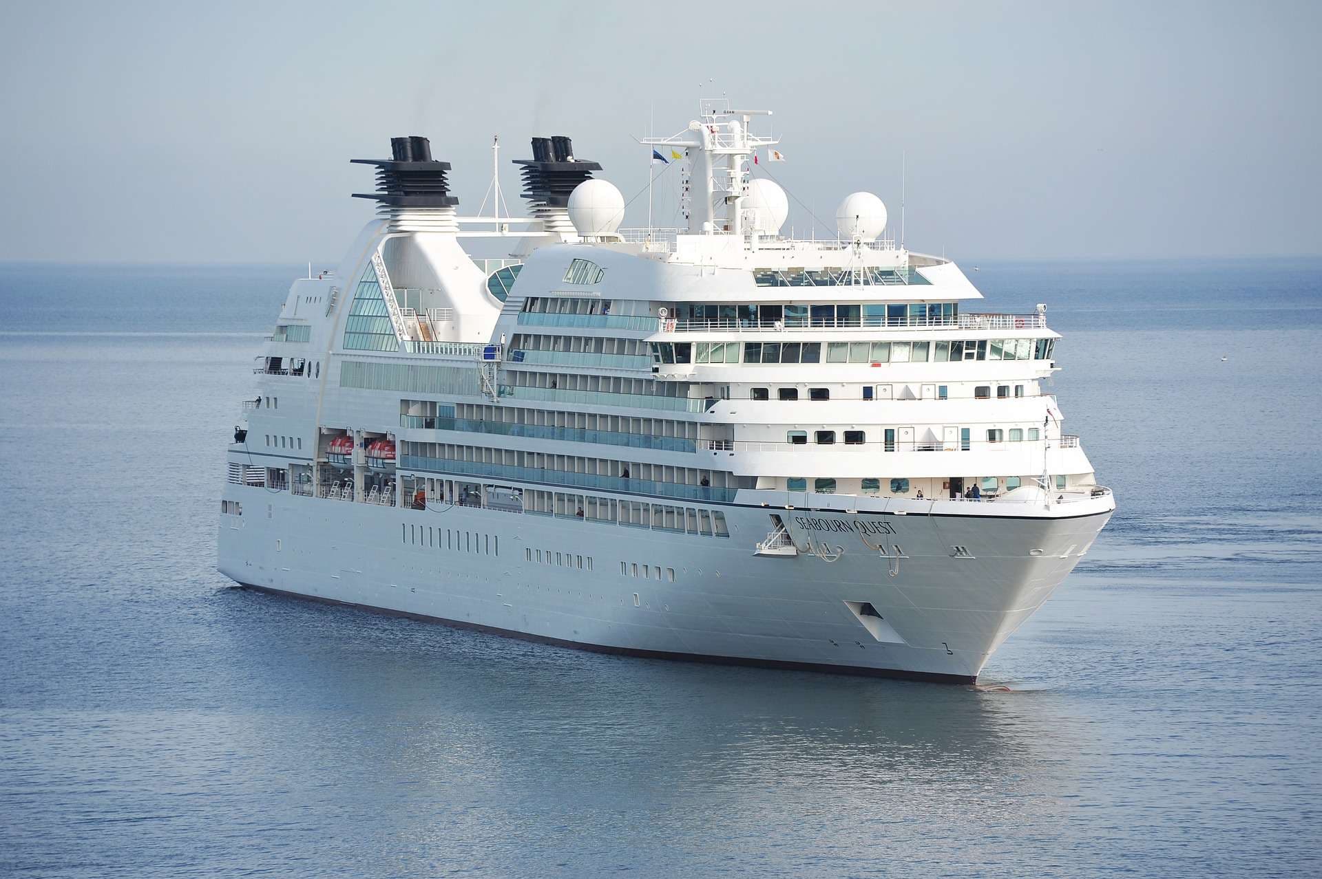 Cruiseschip vaart op open water.