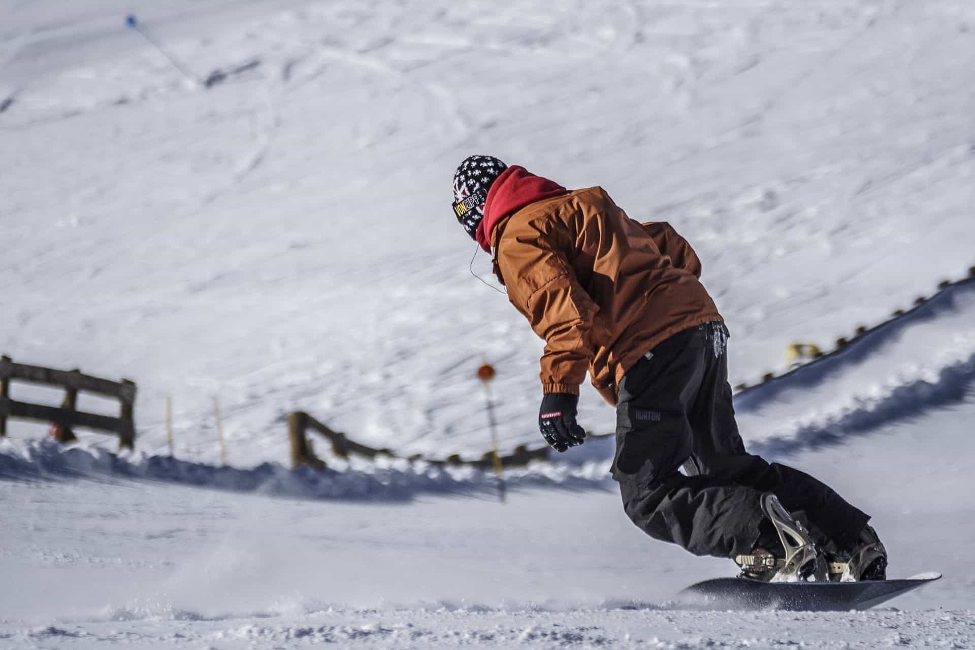 Persoon aan het snowboarden.