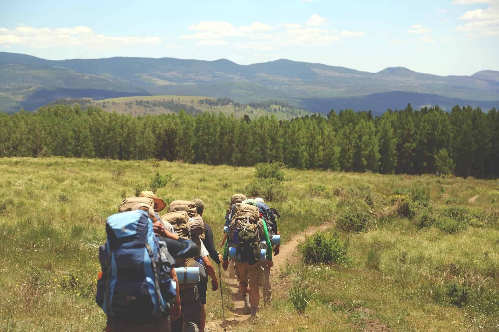 Een trektocht van mensen met een backpack om.