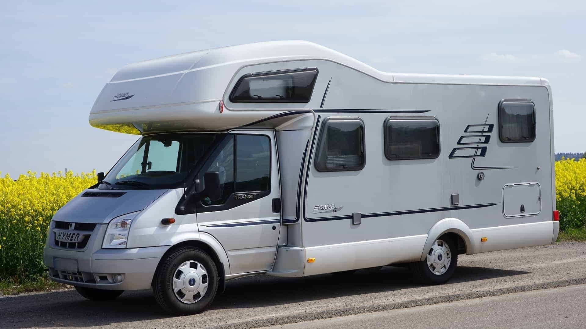 Een witte camper.