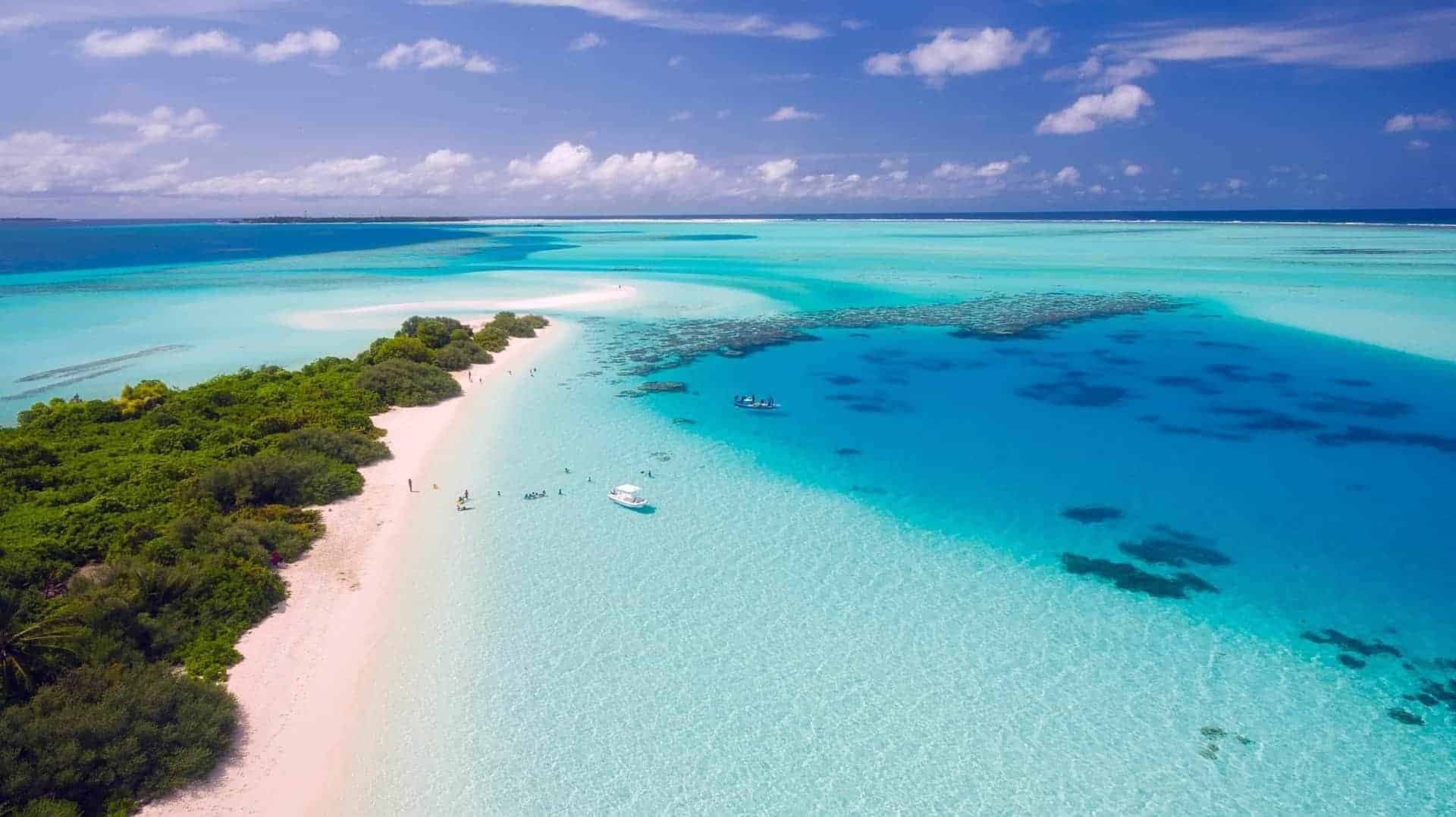 Strand met blauwe zee op de Maldiven.