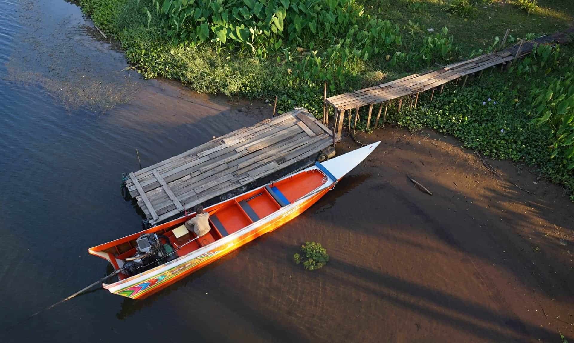 Boot aan een steiger in Thailand.