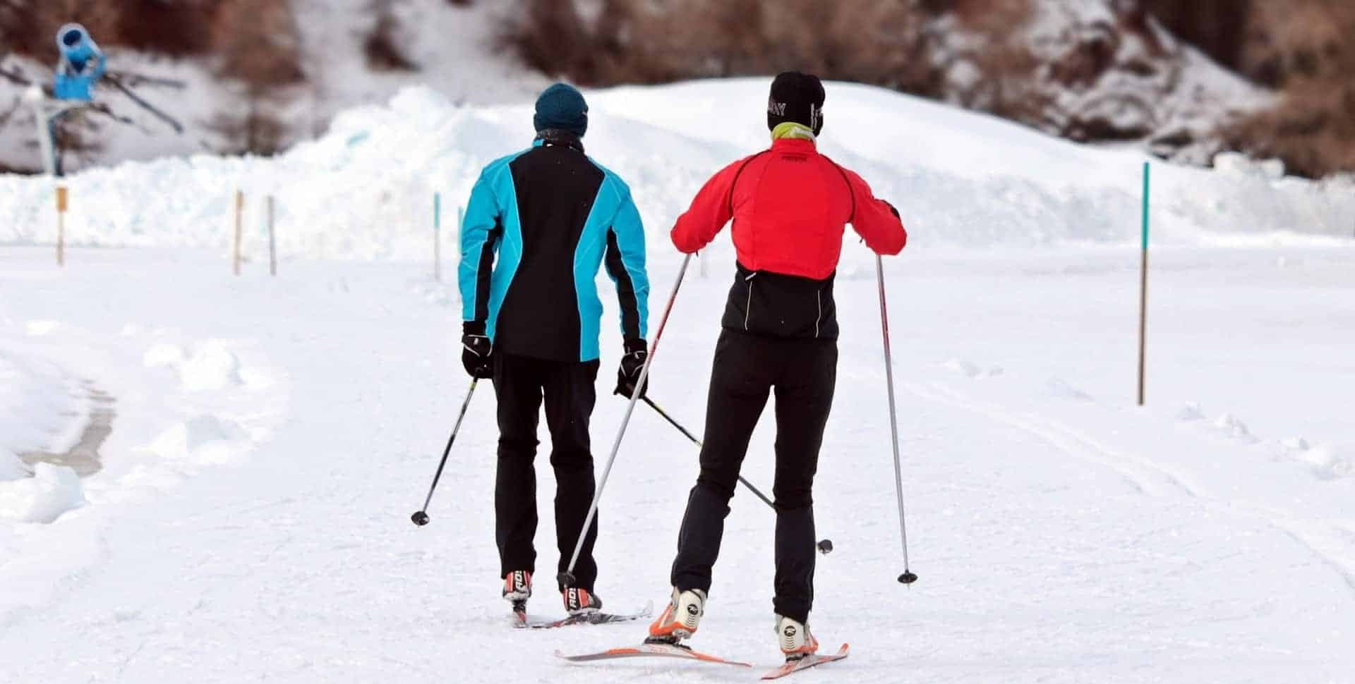 Mensen op ski's op een skipiste.