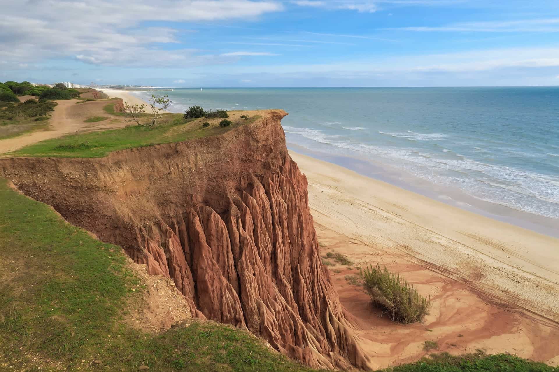 Klif aan een strand in Portugal.