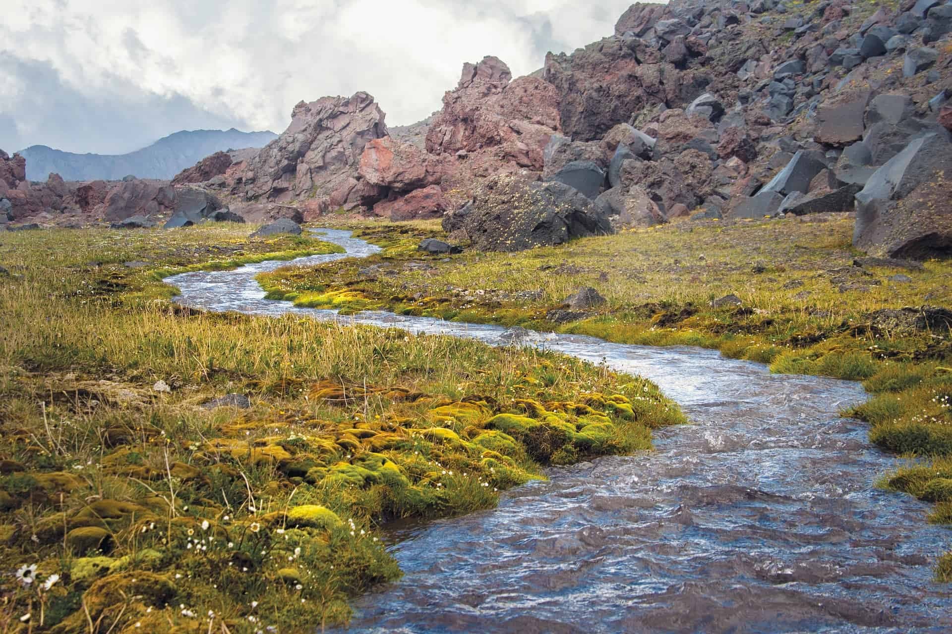 Een rivier tussen rotsen.