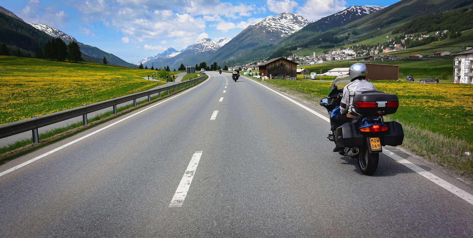 Een motorrijder op de weg.