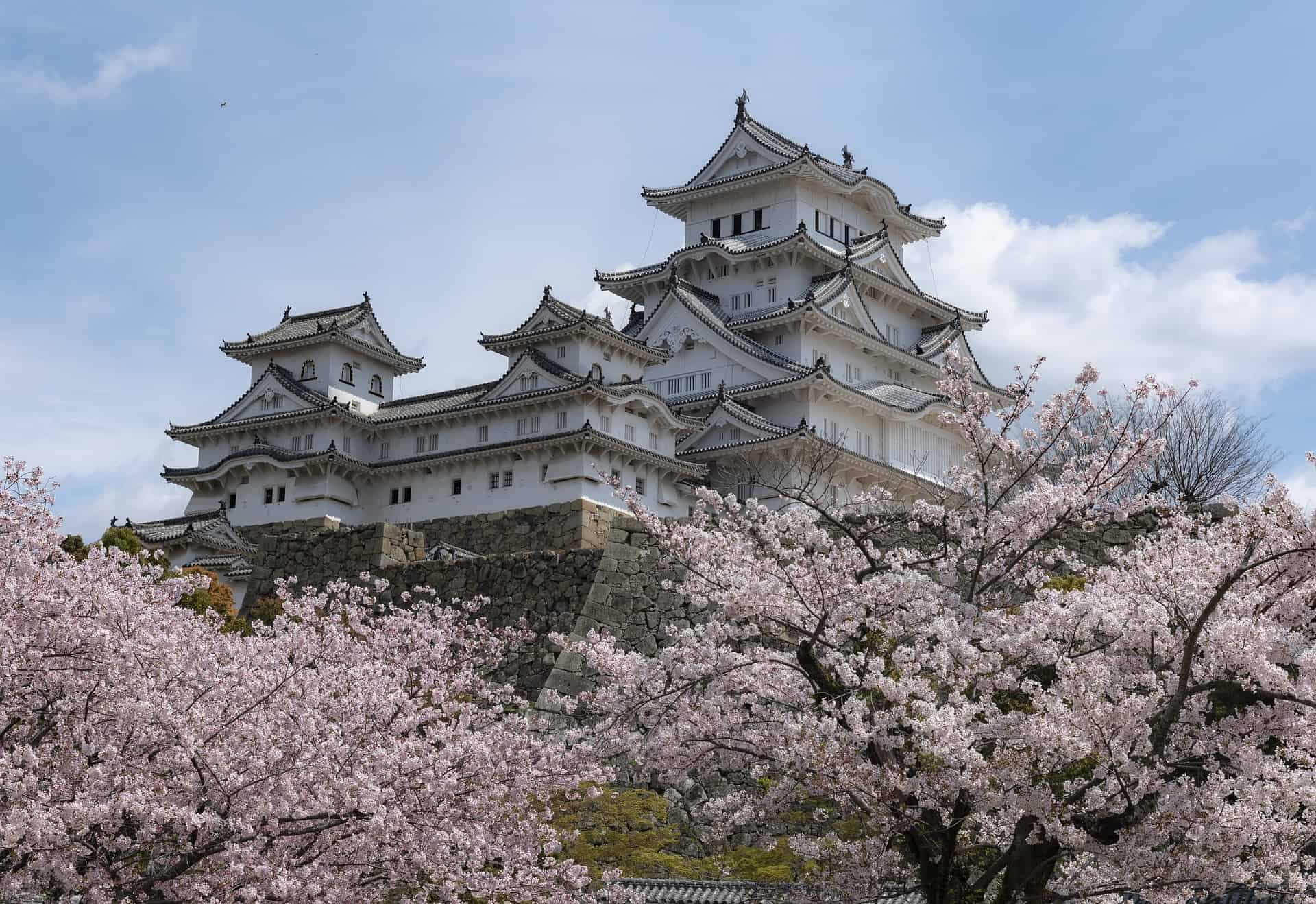 Gebouw in Japan met bomen ervoor.
