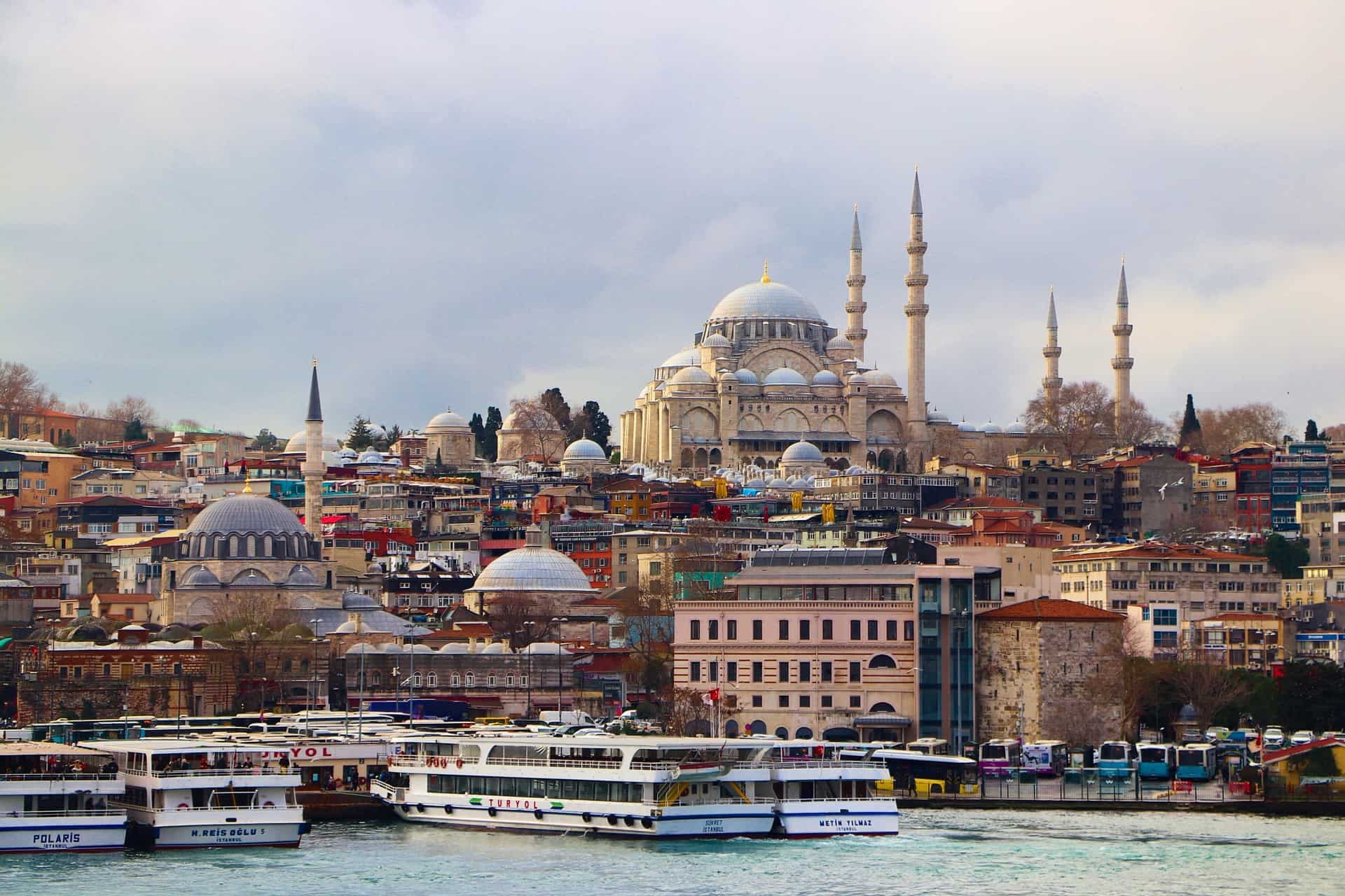 Haven en een moskee in Instanbul.