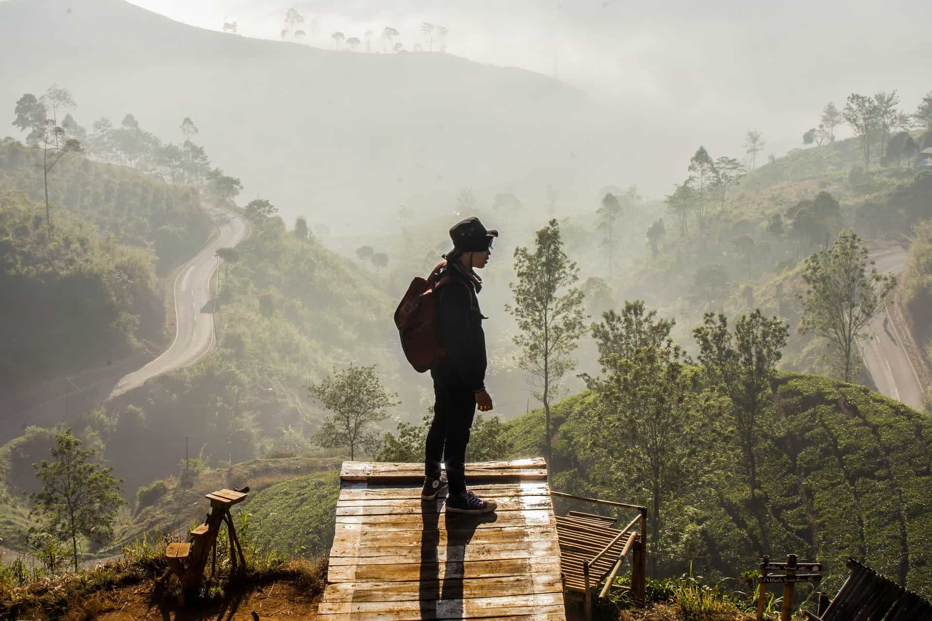 Man met mooi uitzicht in Indonesië.