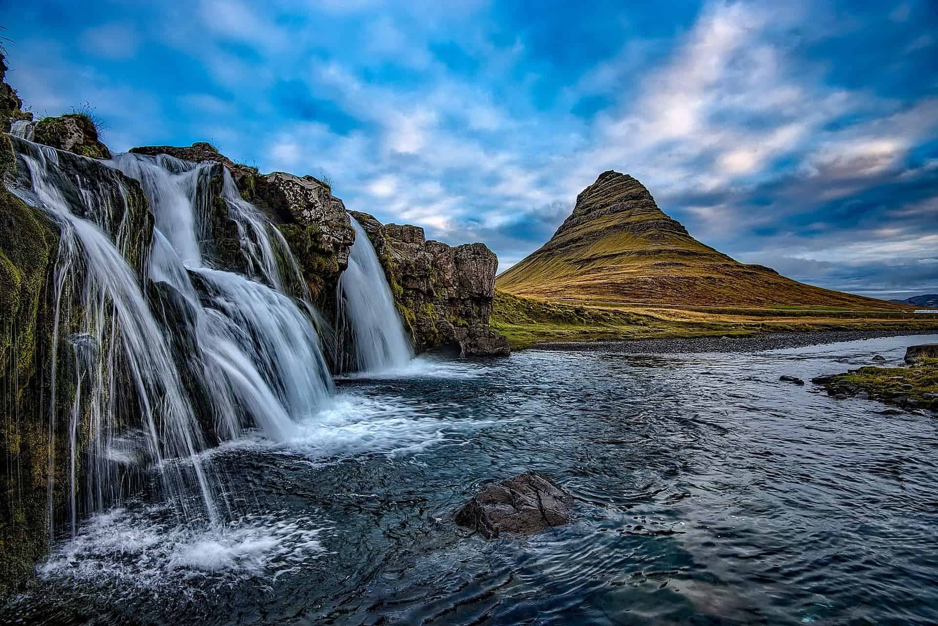 Berg en een waterval in IJsland.