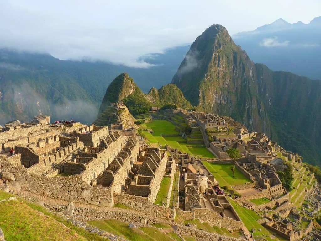 Oude Inca-stad Machu Picchu in het Andesgebergte van Peru met ruïnes en terrassen.