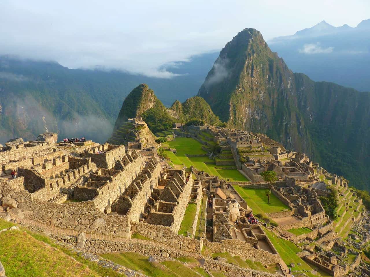 Oude Inca-stad Machu Picchu in het Andesgebergte van Peru met ruïnes en terrassen.